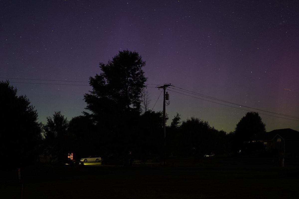 MShil716's tweet image. Bright beautiful pillars and deep colors. 44 lat NNY 10PM - 1020 PM. @JAtanackov @Vincent_Ledvina @landon_wx @WickyDubs2 @TamithaSkov @AuroraNotify