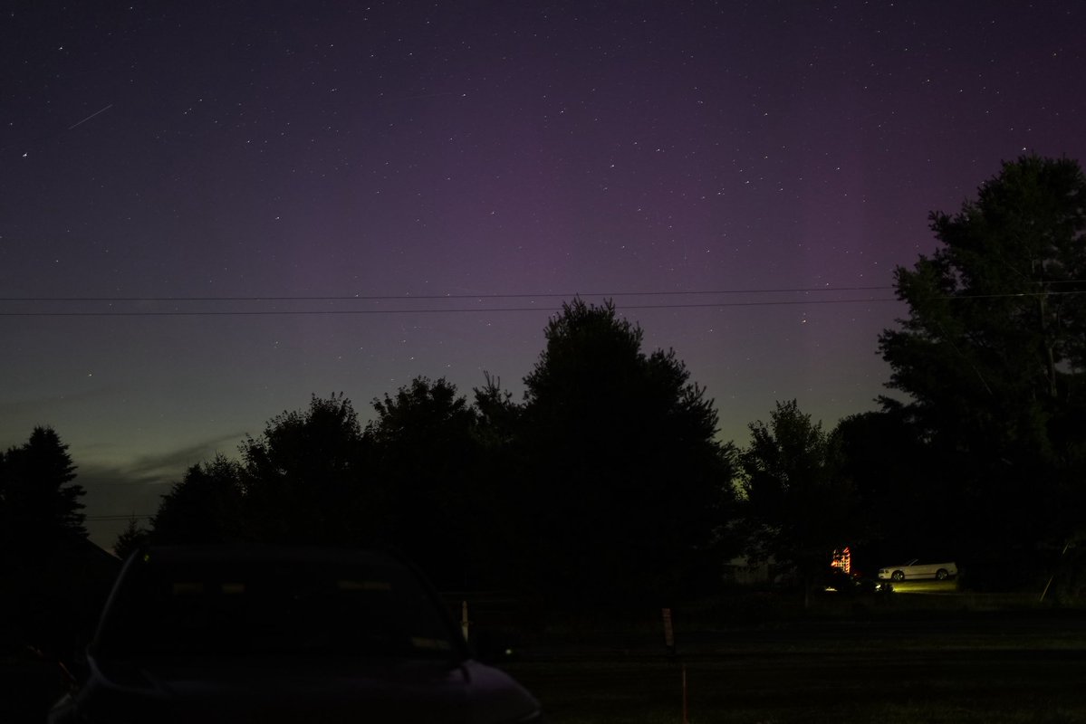 MShil716's tweet image. Bright beautiful pillars and deep colors. 44 lat NNY 10PM - 1020 PM. @JAtanackov @Vincent_Ledvina @landon_wx @WickyDubs2 @TamithaSkov @AuroraNotify