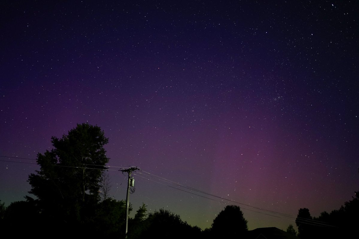 MShil716's tweet image. Bright beautiful pillars and deep colors. 44 lat NNY 10PM - 1020 PM. @JAtanackov @Vincent_Ledvina @landon_wx @WickyDubs2 @TamithaSkov @AuroraNotify