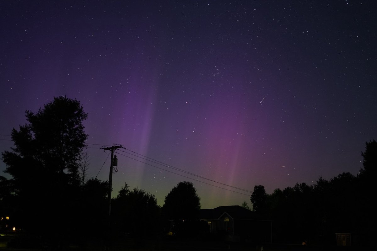 MShil716's tweet image. Bright beautiful pillars and deep colors. 44 lat NNY 10PM - 1020 PM. @JAtanackov @Vincent_Ledvina @landon_wx @WickyDubs2 @TamithaSkov @AuroraNotify