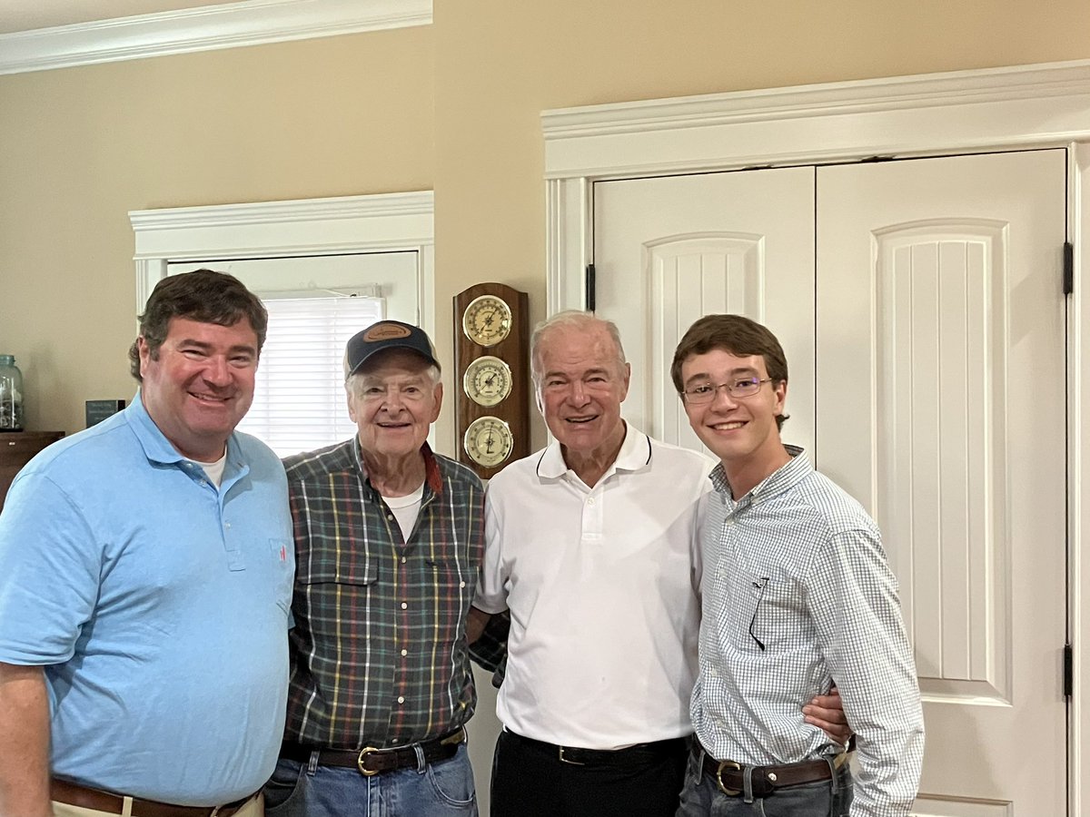 BLacefield's tweet image. Last stop for @BLacefieldKY & me was supper w/ Mom & Dad in Bowling Green
A great surprise, former Ag Commissioner Billy Ray Smith stopped by bringing sweet corn
The Commissioner & The Forage King are great friends & 2 of my mentors...& aren't slowing down in retirement!
