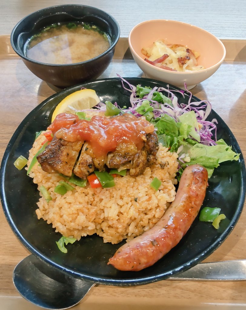 Surf09230428's tweet image. お疲れ様です🙇お昼は社員食堂です🍴
ケイジャンチキンのジャンバラヤ🇺🇸
若い頃はDenny'sに行くと必ずジャンバラヤを食べてました😋
美味しかったです😋ご馳走様でした🙇
午後も頑張りましょう💪
#社員食堂
#デニーズ