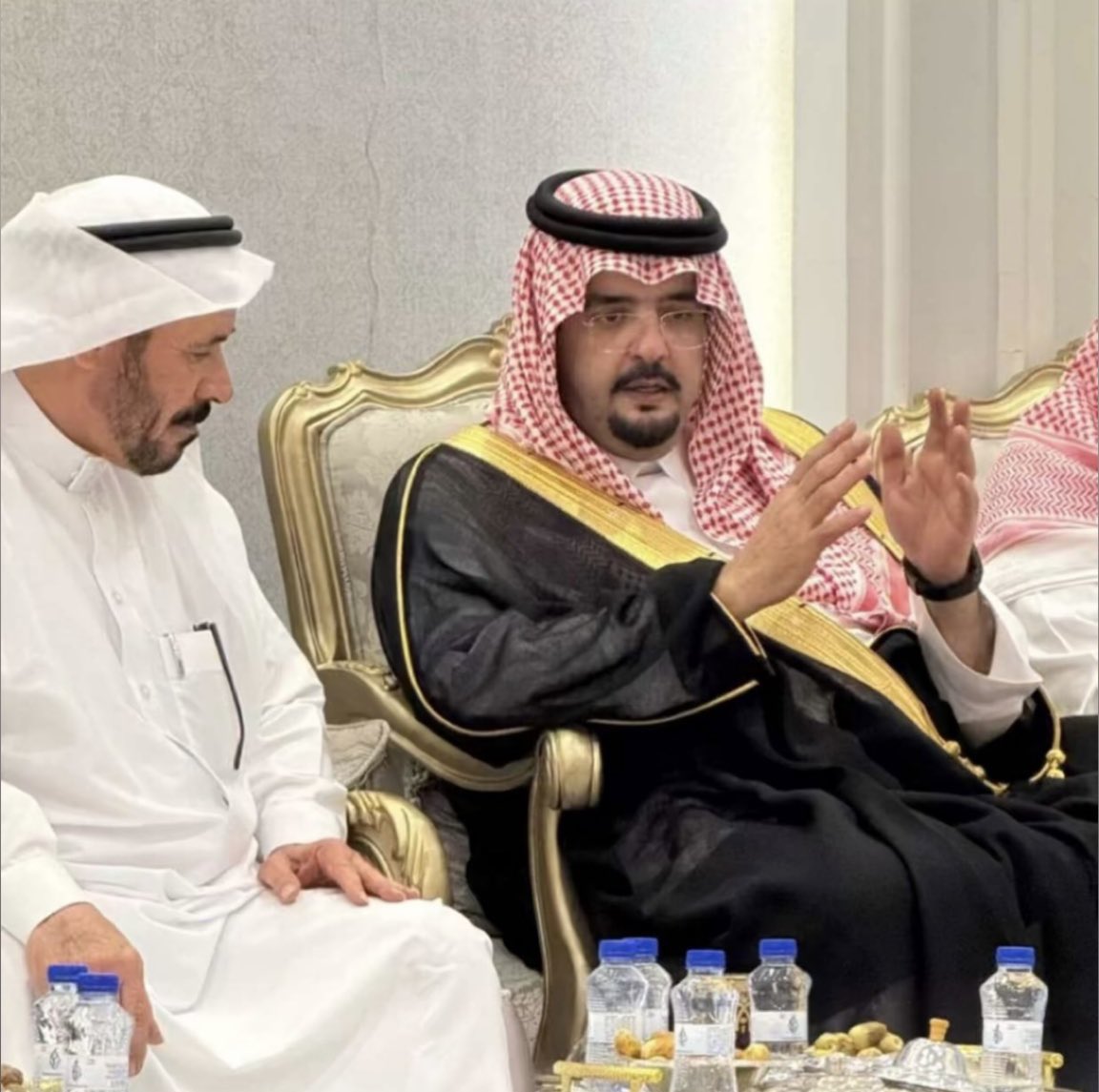 الأمير عبدالعزيز بن فهد حفظه الله
يقدّم واجب العزاء في رحيل
الأخ العزيز /
راشد بن محمد الخثلان رحمه الله
الذي عُرف بوفائه
وطيب قلبه ونُبل معدنه.
غفر الله له، وجعل ما أصابه رفعة
وما خلفه دعاءً لا ينقطع.
إنا لله وإنا إليه راجعون.
#عبدالعزيز_بن_فهد
#راشد_الخثلان