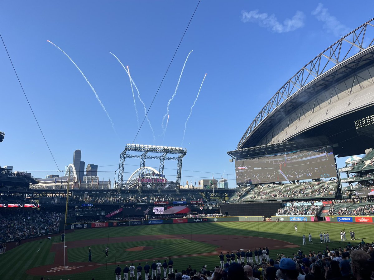 CUSA11_'s tweet image. Seeing Miz vs. Big Dumper was amazing. Great ballpark here in Seattle.
