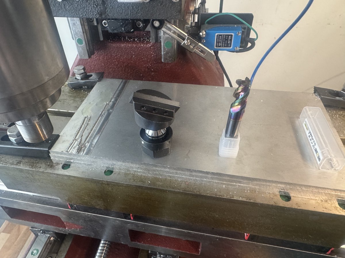digitalspaz's tweet image. Can someone explain to me like I’m an idiot, how can the bit on the left surface cut 2” wide?
Won’t it just cut grooves 2” in diameter?
I was told this is a fly cutter.
