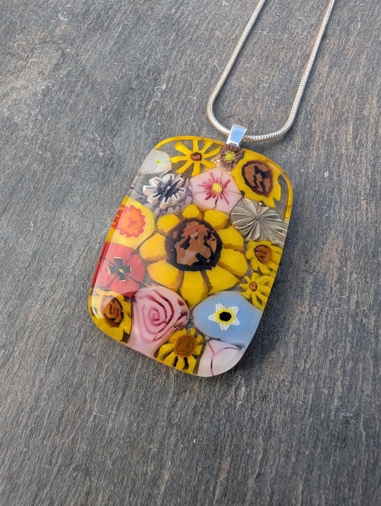 Samphireglass's tweet image. A lovely handcrafted floral glass necklace. Lovely millefiori glass and clear glass that was fused together in the kiln.
#handmade #etsy #giftideas #shopindie #flowers
samphireglass.etsy.com/listing/430772…