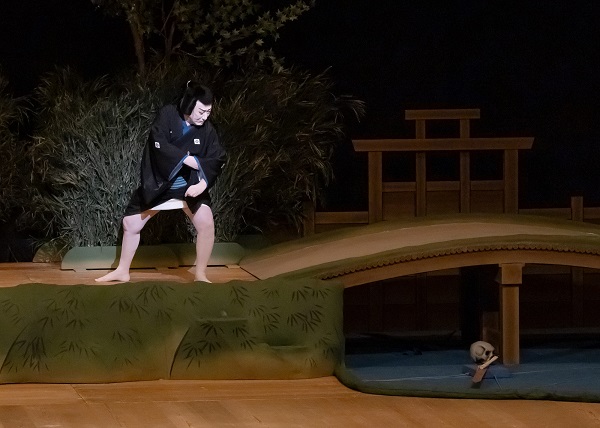 nt_tokyo's tweet image. 【7月歌舞伎鑑賞教室】好評上演中🏮
『色彩間苅豆―かさね―』
二人で心中する決意をした与右衛門。
そこへ流れてきた鎌が刺さったどくろと卒塔婆を与右衛門が拾い上げますが…。
ティアラこうとうにて、26日(土)まで開催。
📸舞台写真
ntj.jac.go.jp/kabuki/news/07…
🌐公演情報
ntj.jac.go.jp/schedule/kokur…
