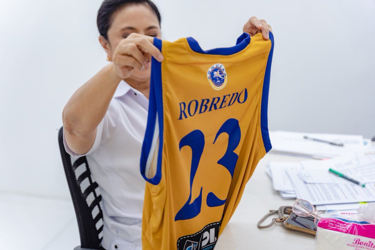 If good governance was a sport, Mayor Leni Robredo would be the playing coach and team captain 💞

📷Leni Gerona Robredo