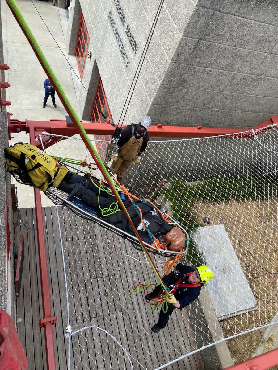SFFDPIO's tweet image. Today we joined, @SMFDinfo and @GGBridge for focused training on bridge rescues. Although we wear different patches, we all work seamlessly towards one common goal: your safety.