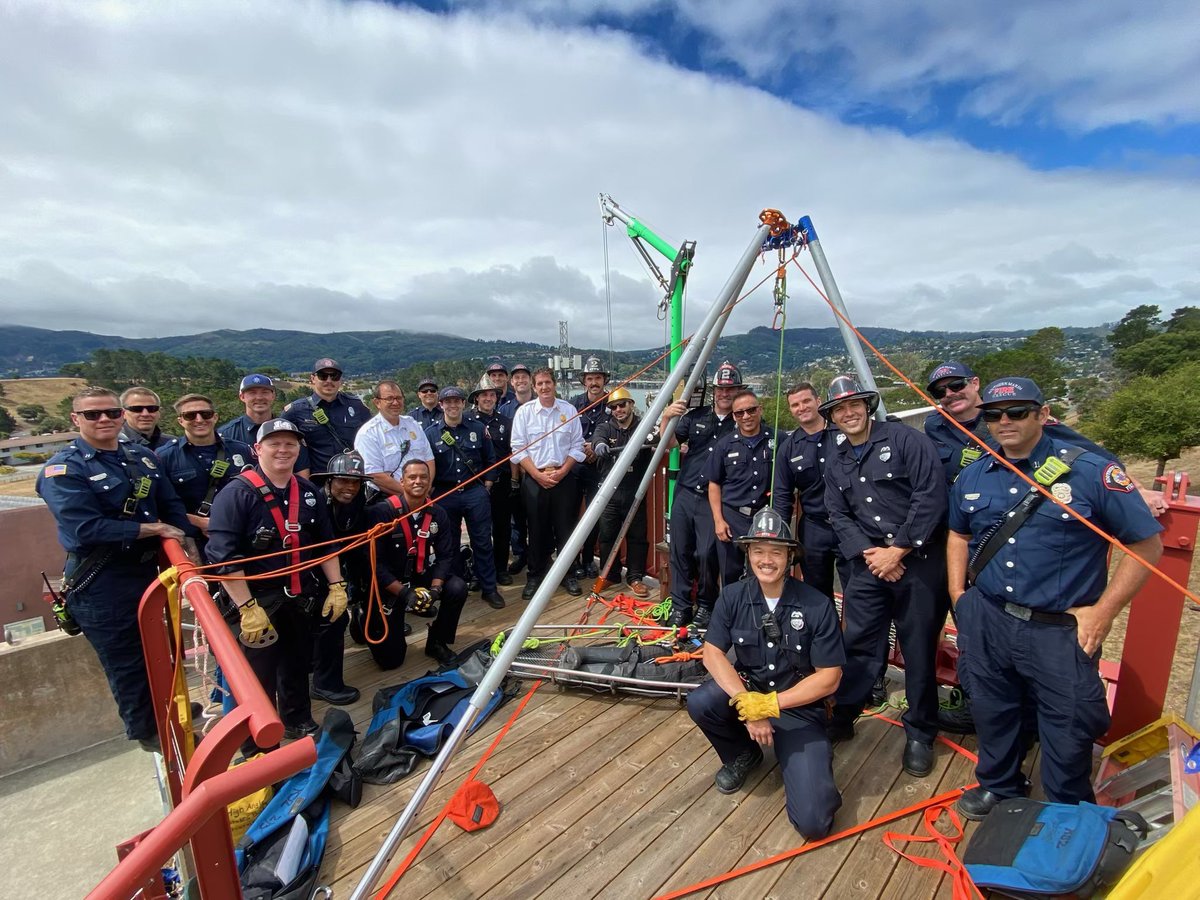 SFFDPIO's tweet image. Today we joined, @SMFDinfo and @GGBridge for focused training on bridge rescues. Although we wear different patches, we all work seamlessly towards one common goal: your safety.