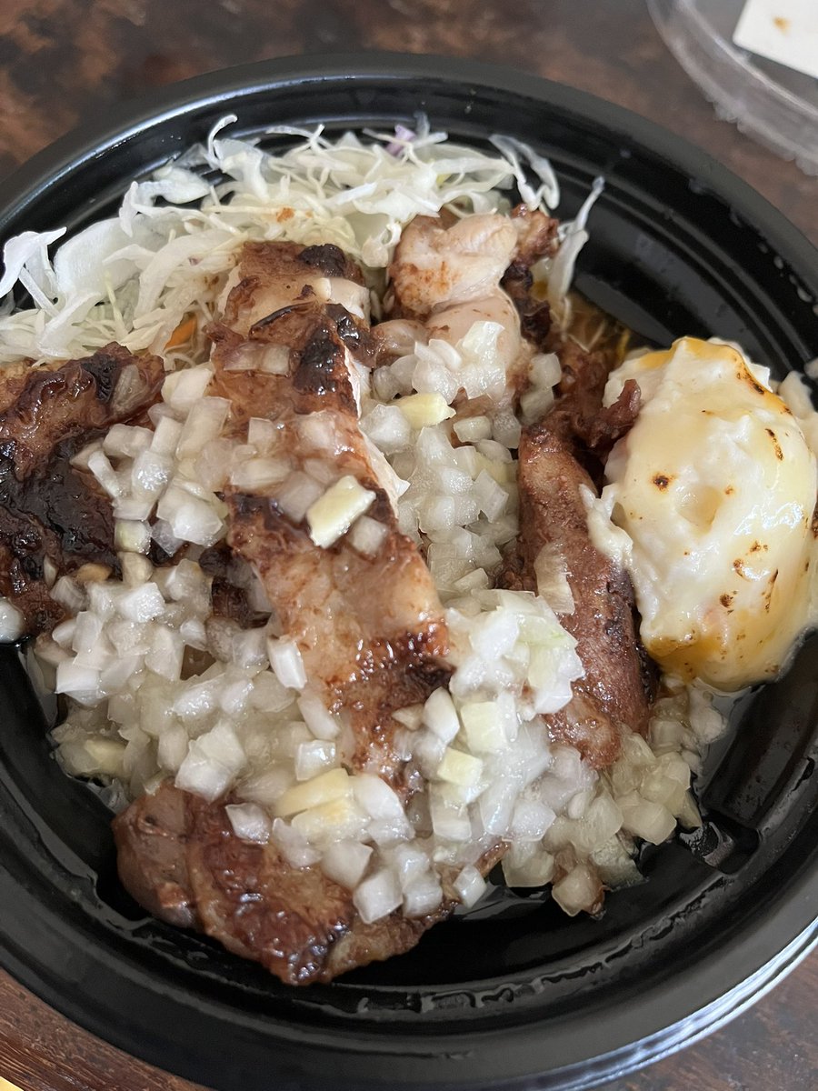 thunderkilla's tweet image. 松屋のジャークチキン。お弁当にて購入。
エスコビッチのイメージか、ビネガー風味のタマネギソースがかかってる仕様。
うーむ、、ジャークシーズニングを使った〝風〟な松屋の季節商品な感じかなー。
ライスがライスアンドピーズだと、もうちょい〝寄る〟かなぁ。ご馳走様。