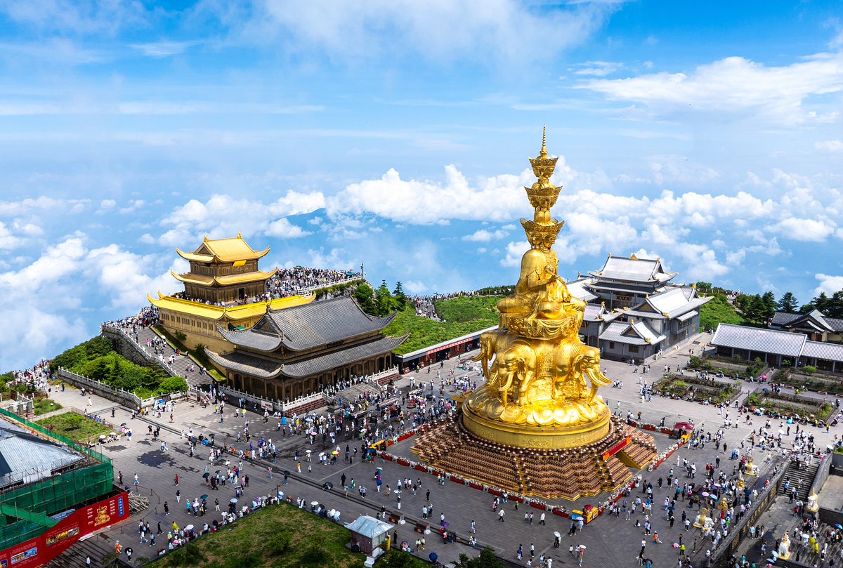 PDChinaLife's tweet image. Soak in a moment of profound tranquility and awe-inspiring beauty amidst the after-rain landscape on the summit of Mount Emei in southwest China&apos;s Sichuan Province.