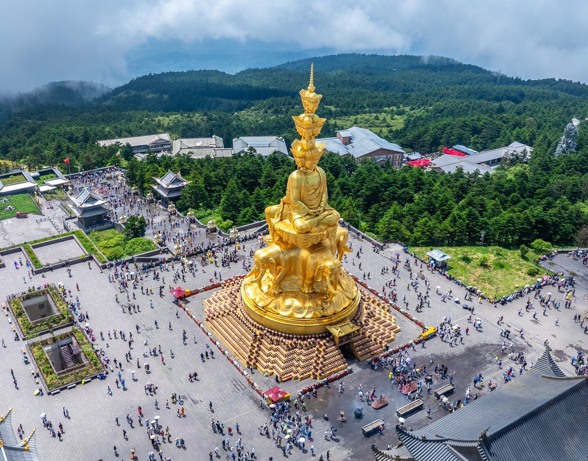 PDChinaLife's tweet image. Soak in a moment of profound tranquility and awe-inspiring beauty amidst the after-rain landscape on the summit of Mount Emei in southwest China&apos;s Sichuan Province.