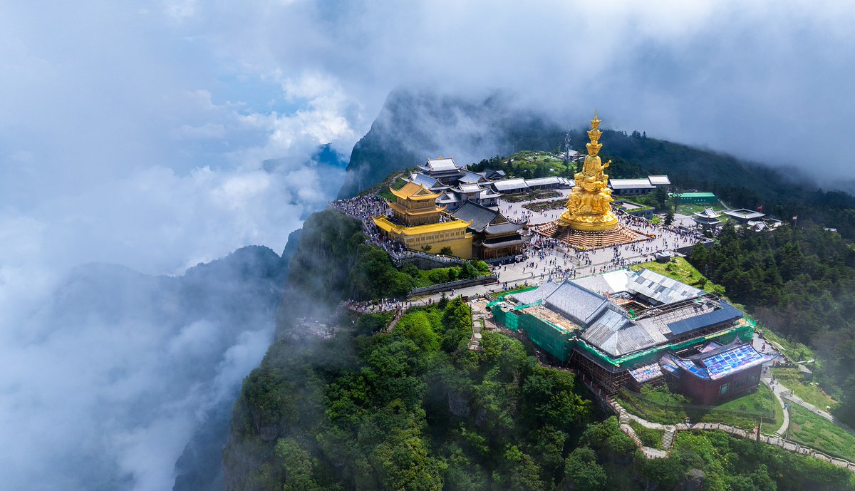 PDChinaLife's tweet image. Soak in a moment of profound tranquility and awe-inspiring beauty amidst the after-rain landscape on the summit of Mount Emei in southwest China&apos;s Sichuan Province.