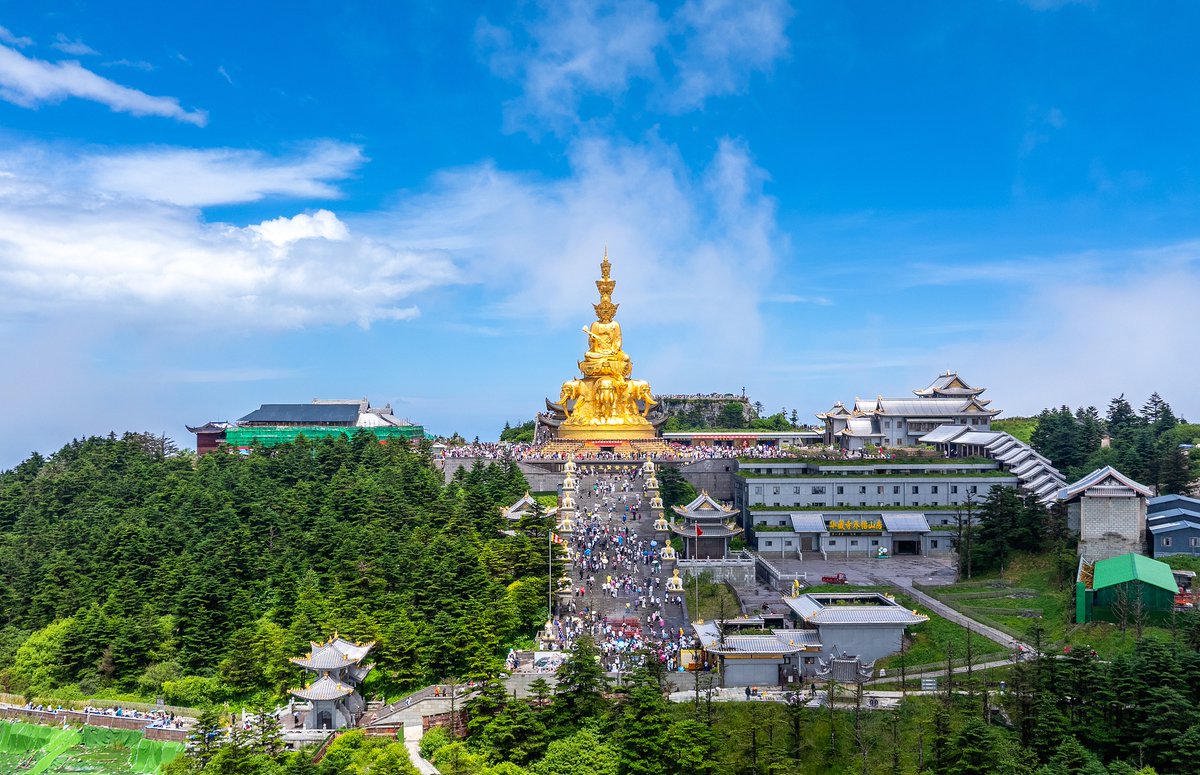 PDChinaLife's tweet image. Soak in a moment of profound tranquility and awe-inspiring beauty amidst the after-rain landscape on the summit of Mount Emei in southwest China&apos;s Sichuan Province.