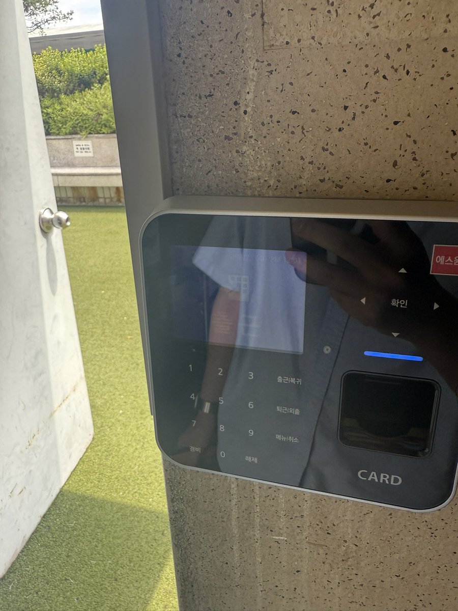 아니 ㅋㅋㅋㅋ 복귀하고보니까 흡연실 문은 열렸는데 입구에 이딴걸 쳐달고있음 ㅋㅋㅋ
어메이징 개쪄는 우리회사 진짜 ㅋㅋㅋ ㅠㅠ