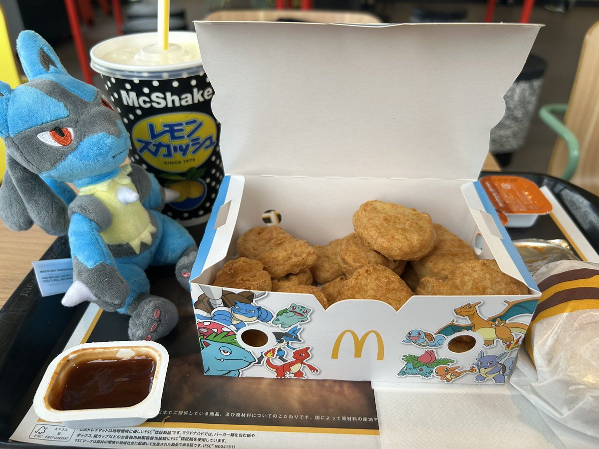 LucAaronsama's tweet image. マクドナルドでポケモンナゲット食べてきました！
相変わらずカントー同窓会に紛れ込んだルカリオの絵面に笑っちゃいました

あと、流石にひとりでナゲット15個はキツかった…（完食したけど）