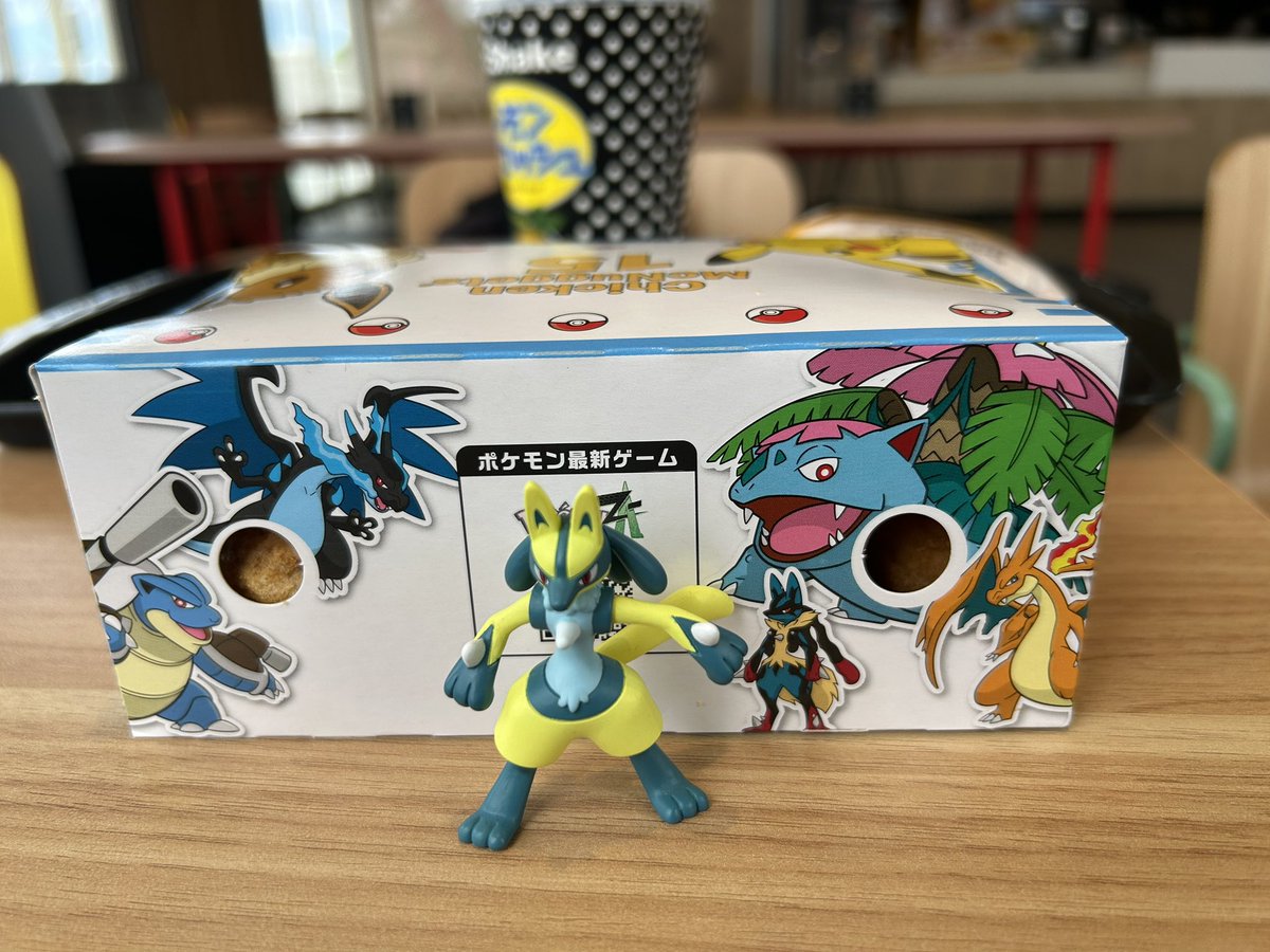 LucAaronsama's tweet image. マクドナルドでポケモンナゲット食べてきました！
相変わらずカントー同窓会に紛れ込んだルカリオの絵面に笑っちゃいました

あと、流石にひとりでナゲット15個はキツかった…（完食したけど）