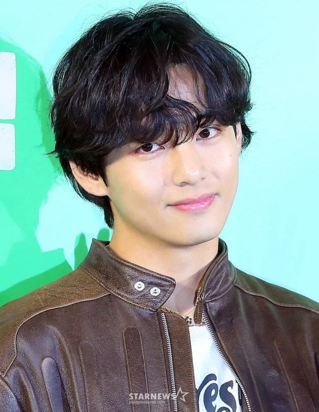RURUV4's tweet image. グループBTSのVが「一緒に水遊びに行きたい男性スター」に選ばれました。
Vは7月16日から22日まで、総合エンターテインメントモバイルアプリ
STARPOLLで実施された「一緒に水遊びに行きたい男性スターは?」というアンケートで1位を獲得しました。…