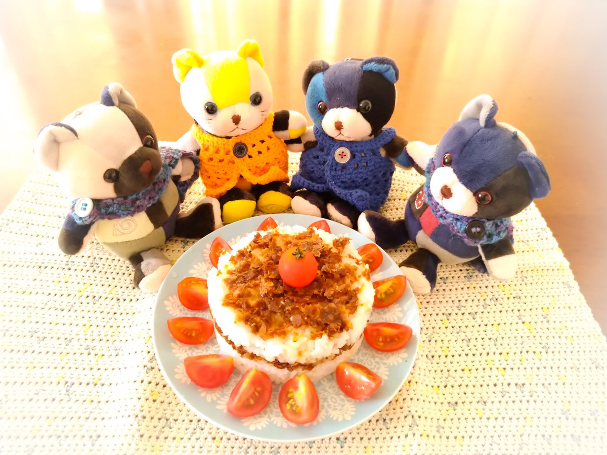 abrirlaperta's tweet photo. (せっせ せっせ)
「…あ、上に乗せる分足りねーな…もう一度作んないと💦」
「ちっと少ない？ いやでもあんま全部が真っ黒ってのもだから、これぐらいがいいよな」
「サスケ、誕生日おめでとう！」
「お前ってば甘いもんダメだから、おかかおにぎらずケーキにしてみたぜ」
「良い友を持ったな」 https://t.co/xua6Zt8A3v