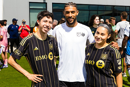 SONorthAmerica's tweet image. Big energy at today’s Unified All-Star Meet & Greet 💥⚽️ But tomorrow? It’s GAME TIME.
Tune in for the @SpecialOlympics Unified Sports® @MLS All-Star Game at 10AM ET tomorrow! 👇🏼
loom.ly/qPOBRA4