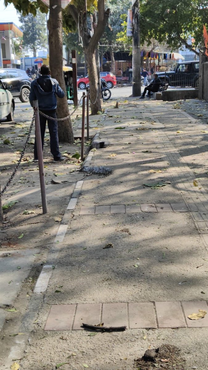 ndcnn's tweet image. My East delhi neighbourhood pavements are chained too. Citizens are forced to walk on the road & fear getting hit by vehicles. Glad @newslaundry highlighted this. Is pavement for cars or pedestrians!
In a Delhi neighbourhood, the pedestrian zone wears chains…