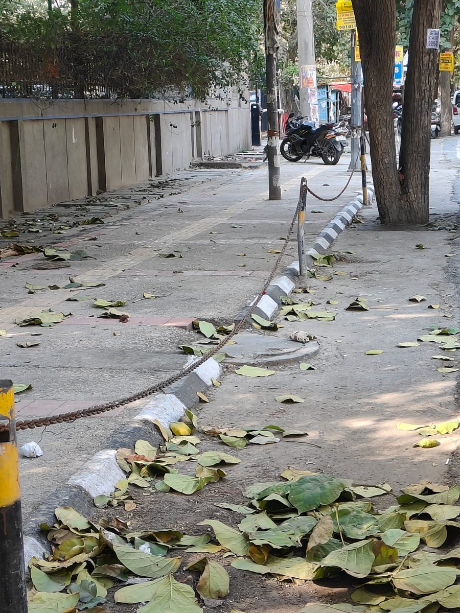 ndcnn's tweet image. My East delhi neighbourhood pavements are chained too. Citizens are forced to walk on the road & fear getting hit by vehicles. Glad @newslaundry highlighted this. Is pavement for cars or pedestrians!
In a Delhi neighbourhood, the pedestrian zone wears chains…