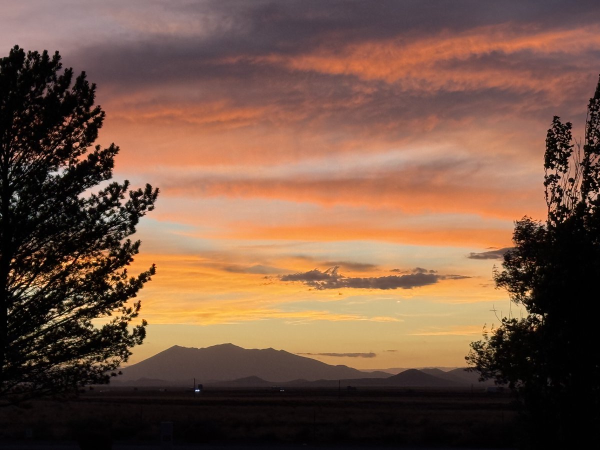 HwsEleutheroi's tweet image. Last night on the road. Should be home tomorrow. Got to see the sun set behind the San Francisco Peaks. God's glory on display.