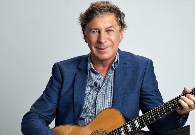 jornalnota's tweet image. Hoje é o aniversário de um dos grandes mestres da música brasileira: Flávio Venturini completa 76 anos de idade! ♥️🎂
O cantor, compositor e pianista foi revelado nos anos 1970 pelo movimento mineiro Clube da Esquina, ao lado de nomes como Milton Nascimento, Lô Borges, Beto…