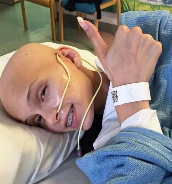 AnitaArtx's tweet image. She’s fighting cancer, yet celebrating life with a smile 🎗️💪
Her spirit is unbreakable. Say Hi, Follow, and Repost to honor her strength and bravery. 💛