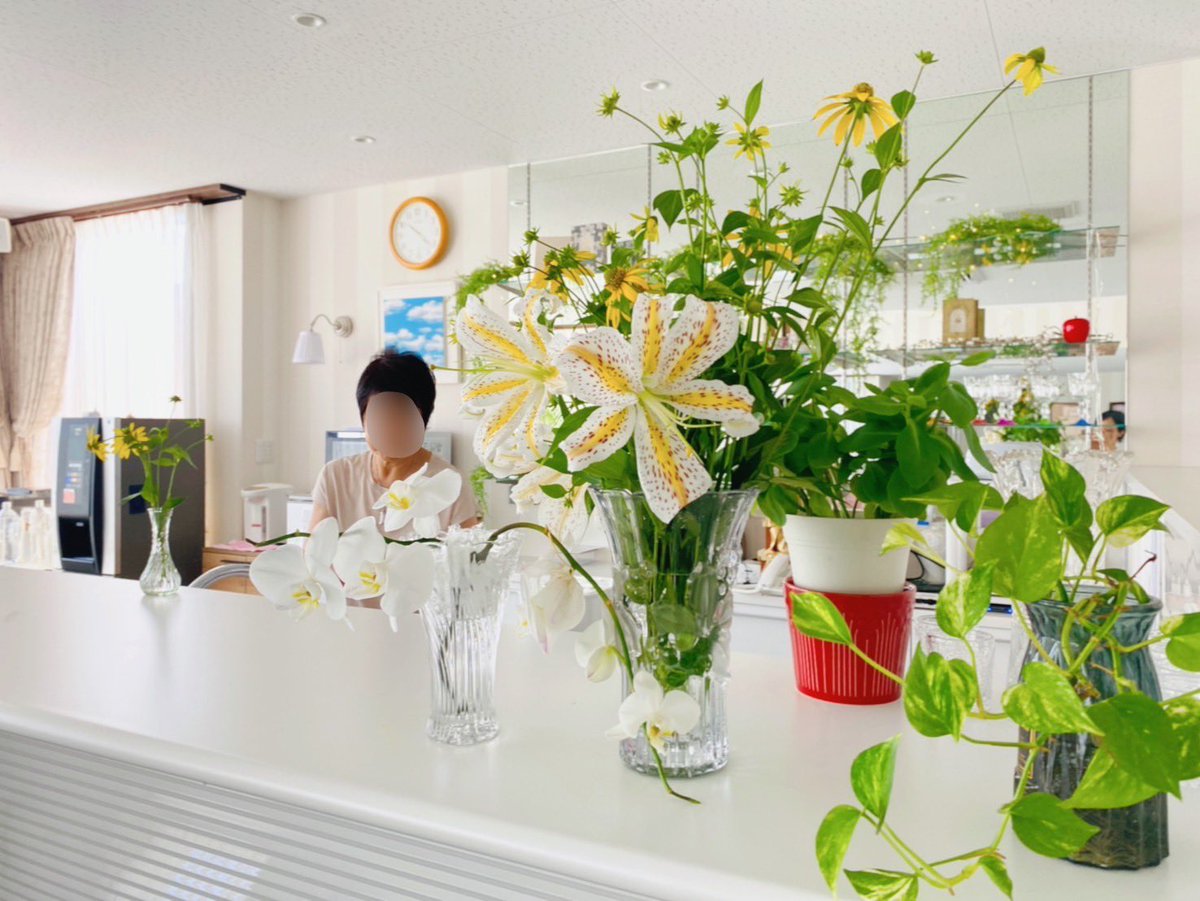 KORIYAMAKYOUKAI's tweet image. カフェはなかつみも今週末のパネル展に向けて準備をしています。
カフェも夏らしく爽やかな装いとなっております。(献堂式で皆様から頂いた胡蝶蘭も婦人の方が大切に育てられ、再びお花が咲きました(お花))…