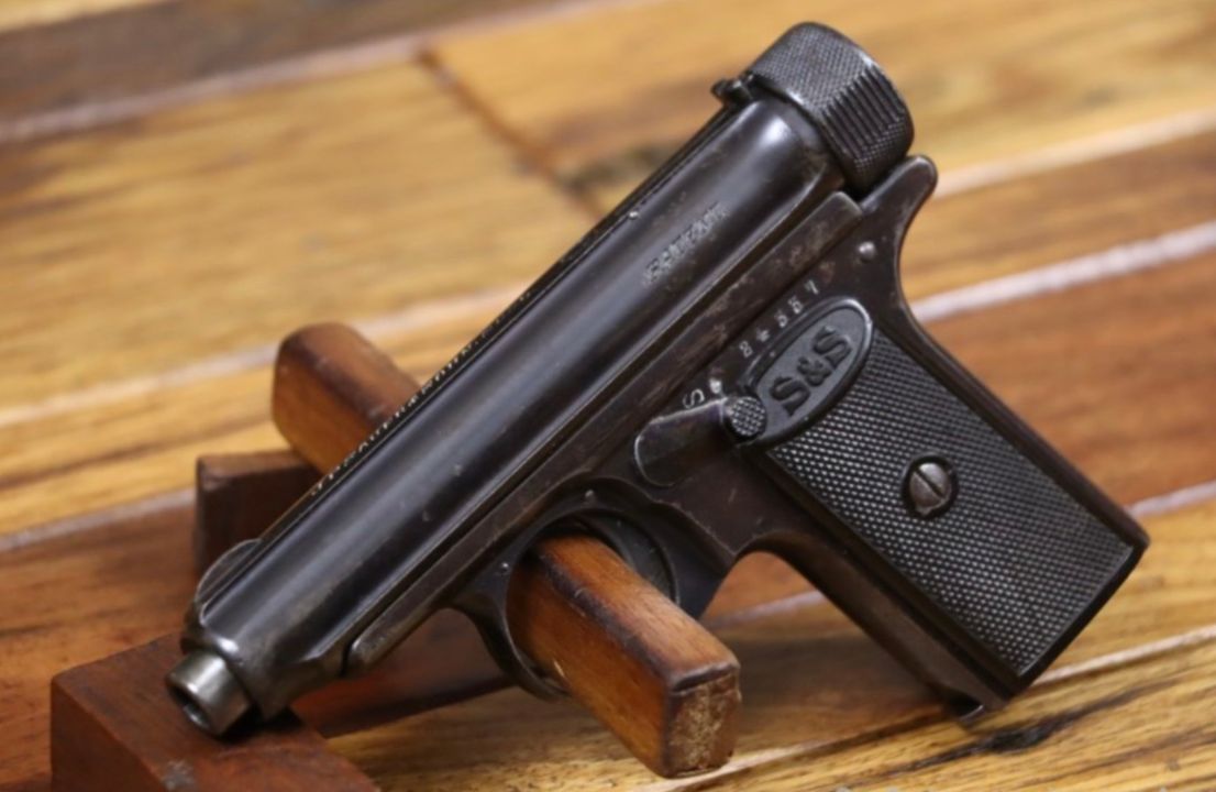 GunBroker's tweet image. 👀 Can you name the make & model?
🎯 Bonus: Guess the year it was made!
You can find them on #GunBroker!
#GunTrivia #Firearms #GunCollectors