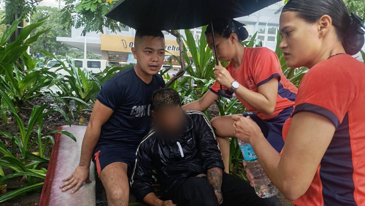 coastguardph's tweet image. 𝐀𝐓𝐌: Tinutulungan ng mga PCG personnel ang isang 46 na taong gulang na lalake matapos nitong ma-aksidente dahil sa isang manhole sa Tondo, Maynila ngayong araw, ika-23 ng Hulyo 2025.
✍️facebook.com/share/p/16iJ7J…
#DOTrPH 🇵🇭
#CoastGuardPH
#MaritimeSectorWorks