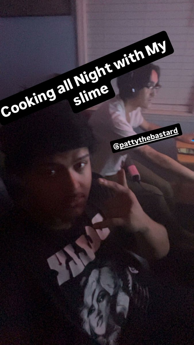 vvs_archive's tweet image. 馃摳馃帣 Vvs In A Now Deleted IG Story :
In The Studio With Patty Seemingly Finishing The Mixing On Dolly
"Cooking all Night with My slime"