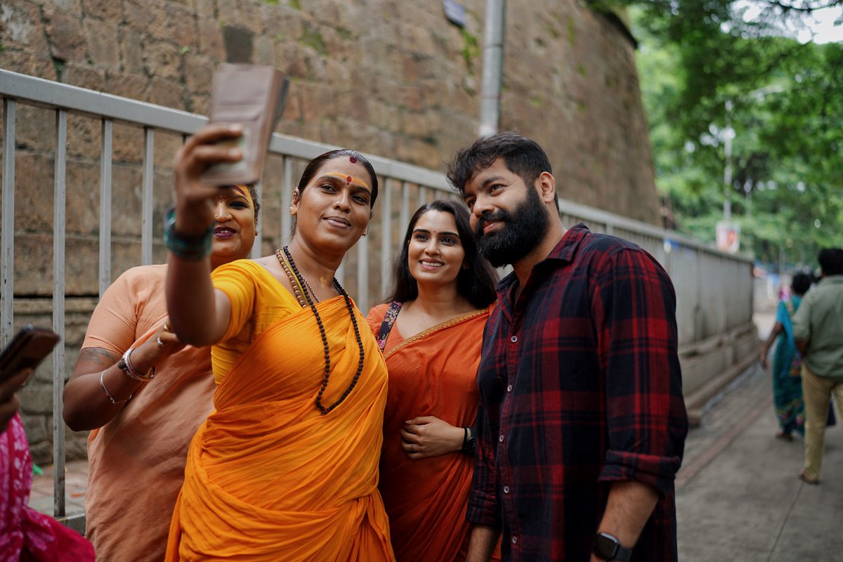 KannadaScreens's tweet photo. ಕೆ.ಆರ್ ಮಾರುಕಟ್ಟೆಯಲ್ಲಿ ‘ಕಮಲ್ ಶ್ರೀದೇವಿ’

ಸಚಿನ್ ಚಲುವರಾಯ ಸ್ವಾಮಿ, ಸಂಗೀತಾ ಭಟ್  ಹಾಗೂ ಅಕ್ಷಿತಾ ಬೋಪಯ್ಯ ಜೊತೆಗೆ ಕೆ.ಆರ್ ಮಾರುಕಟ್ಟೆಯಲ್ಲಿ ಫೋಟೋಶೂಟ್‍ 

#Kannadascreens #sandalwood #kamalsridevi #sachincheluvarayaswamy #sangeethabhatt #rajavardhan #Kishore #rameshindira #mtra #BarnswallowCompany https://t.co/EjccCFP0A6