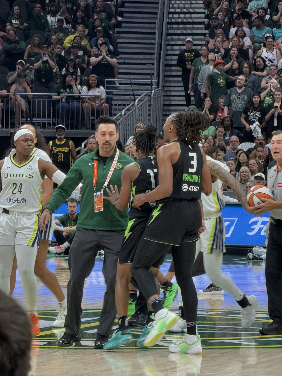 Wow! An absolutely heated moment after Nneka Ogwumike got pushed down by Luisa Geiselsoder and then Nneka throws her to the court. Crazy moment.
