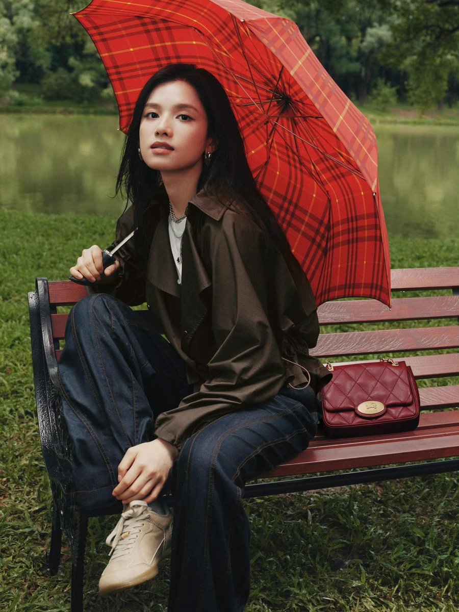 w_ndxr's tweet image. 250723 장정의 샤오홍슈
소소한 낭만 ❤️
Burberry 칠석 한정 선물 시리즈와 함께, 사랑이 넘치는 하루 보내세요!
#张婧仪 #ZhangJingyi #จางจิ้งอี๋