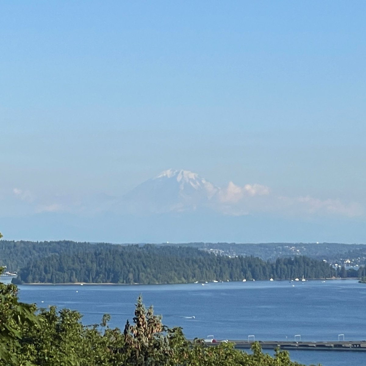 shepard_tina's tweet image. The mountain is coming back out and Cal hit another homer. All is right tonight. #wawx @MtRainierWatch @Mariners