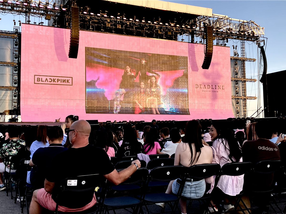PopRockShawty's tweet image. happy to be at BLACKPINK deadline world tour in Toronto d1 ๐
#DEADLINE_IN_TORONTO #BLACKPINK
#BLACKPINK_DEADLINE #BLACKPINK_DEADLINE_IN_TORONTO