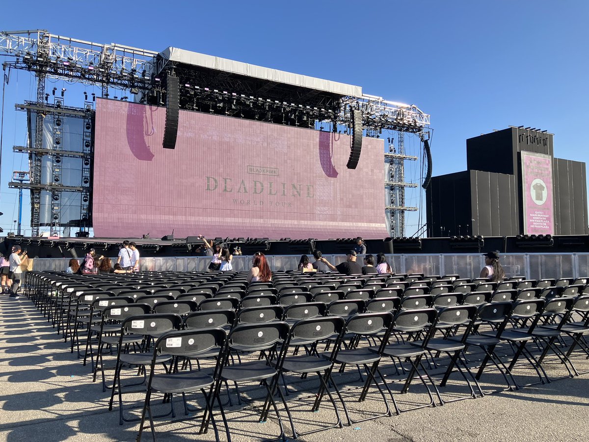 PopRockShawty's tweet image. happy to be at BLACKPINK deadline world tour in Toronto d1 ๐
#DEADLINE_IN_TORONTO #BLACKPINK
#BLACKPINK_DEADLINE #BLACKPINK_DEADLINE_IN_TORONTO