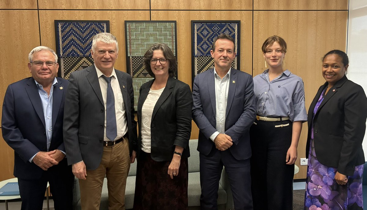 Échanges très riches avec les sénateurs français en déplacement à Nouméa à la suite de leur visite en 🇳🇿, sur des sujets allant de l’économie Māori, l’industrie aérospatiale, le vin, les technologies numériques, les liens historiques et actuelles - au (bien entendu!) rugby.