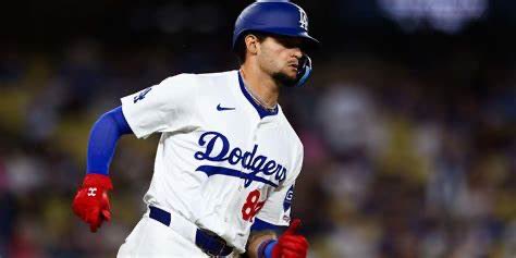 DodgerFanWeekly's tweet image. #LetsGoDodgers #Dodgers 
Pages ties it up! 💙⚾️