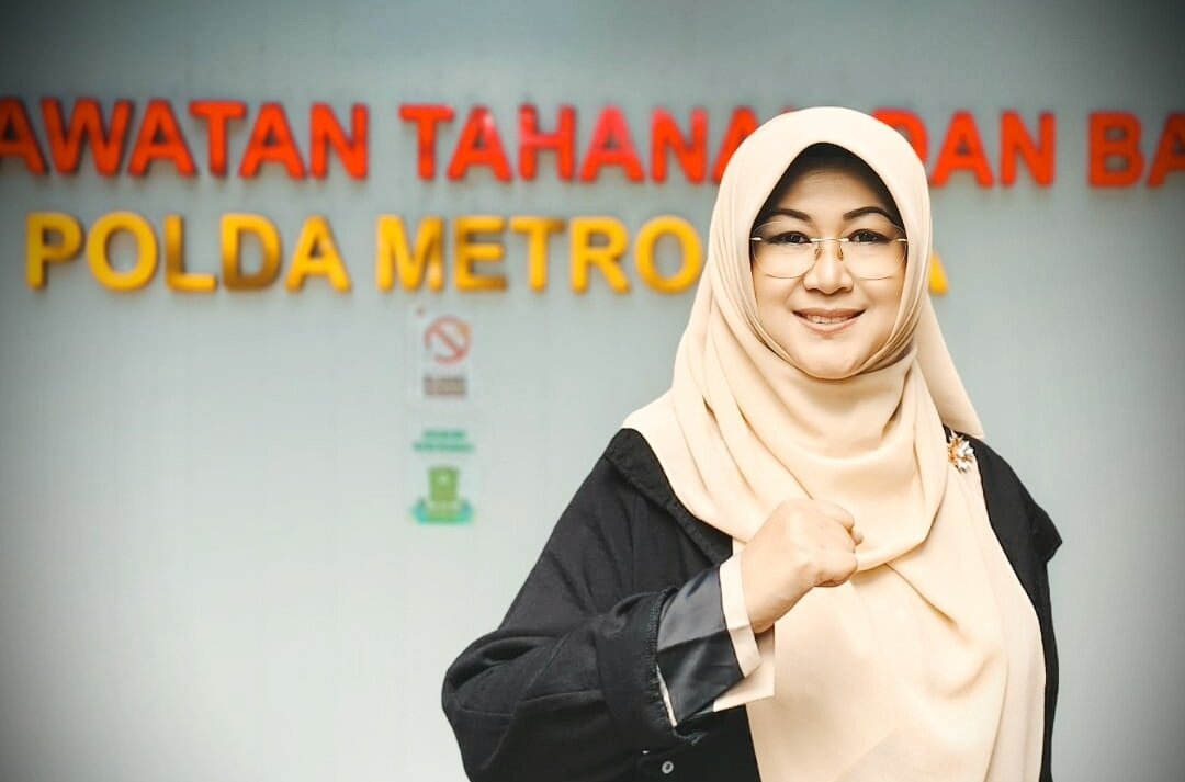 DokterTifa's tweet image. Saya diundang ke POLDA Metro Jaya, ya saya datang.
Saya diminta ke BARESKRIM
Ya saya datang
Saya perempuan, yang kadang marah, kadang jengkel, kadang cengeng,
Tetapi SAYA BUKAN PENGECUT!
Diperiksa Polisi ya datang
Dengan kawan sedikit
Kuasa Hukum secukupnya
Bukan show off…