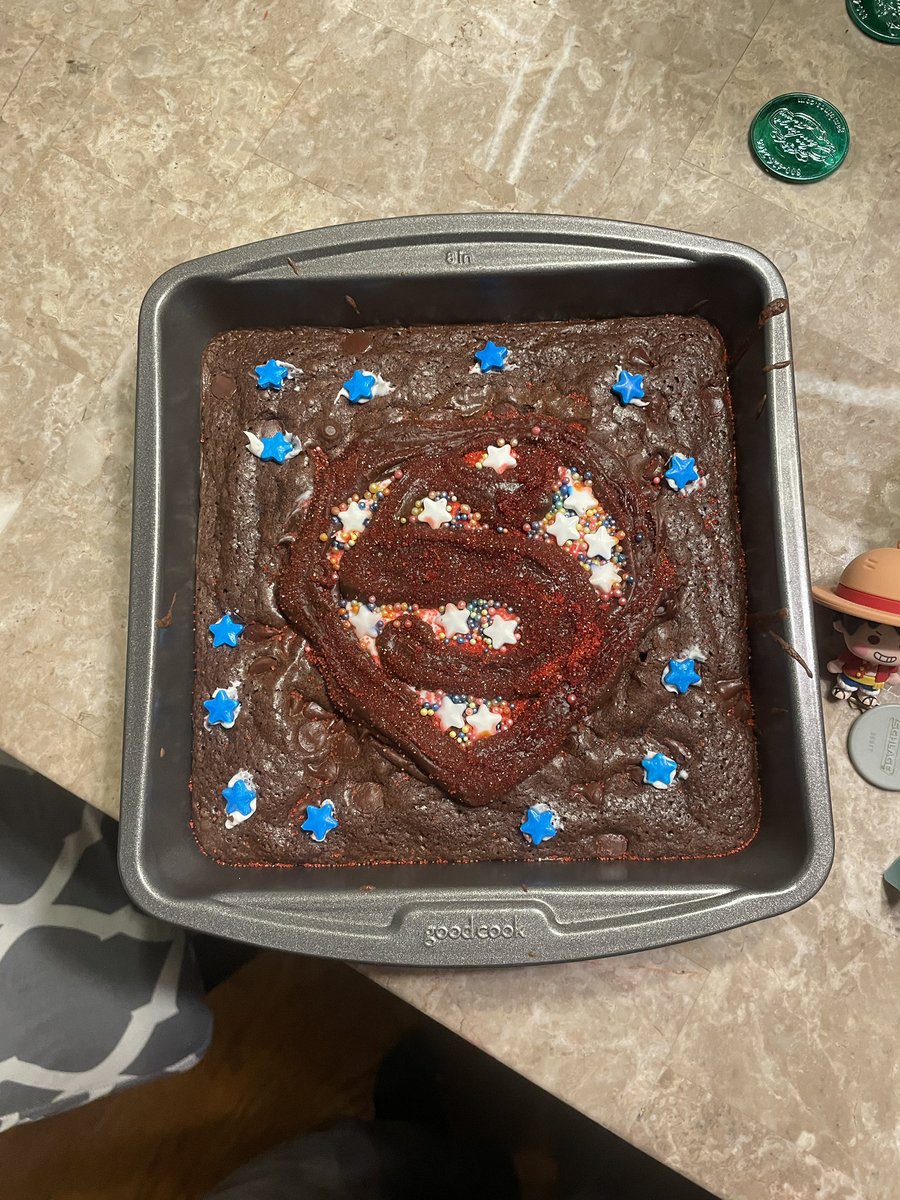 somerkiii's tweet image. Friends made me a Superman brownie cake ♥️♥️♥️