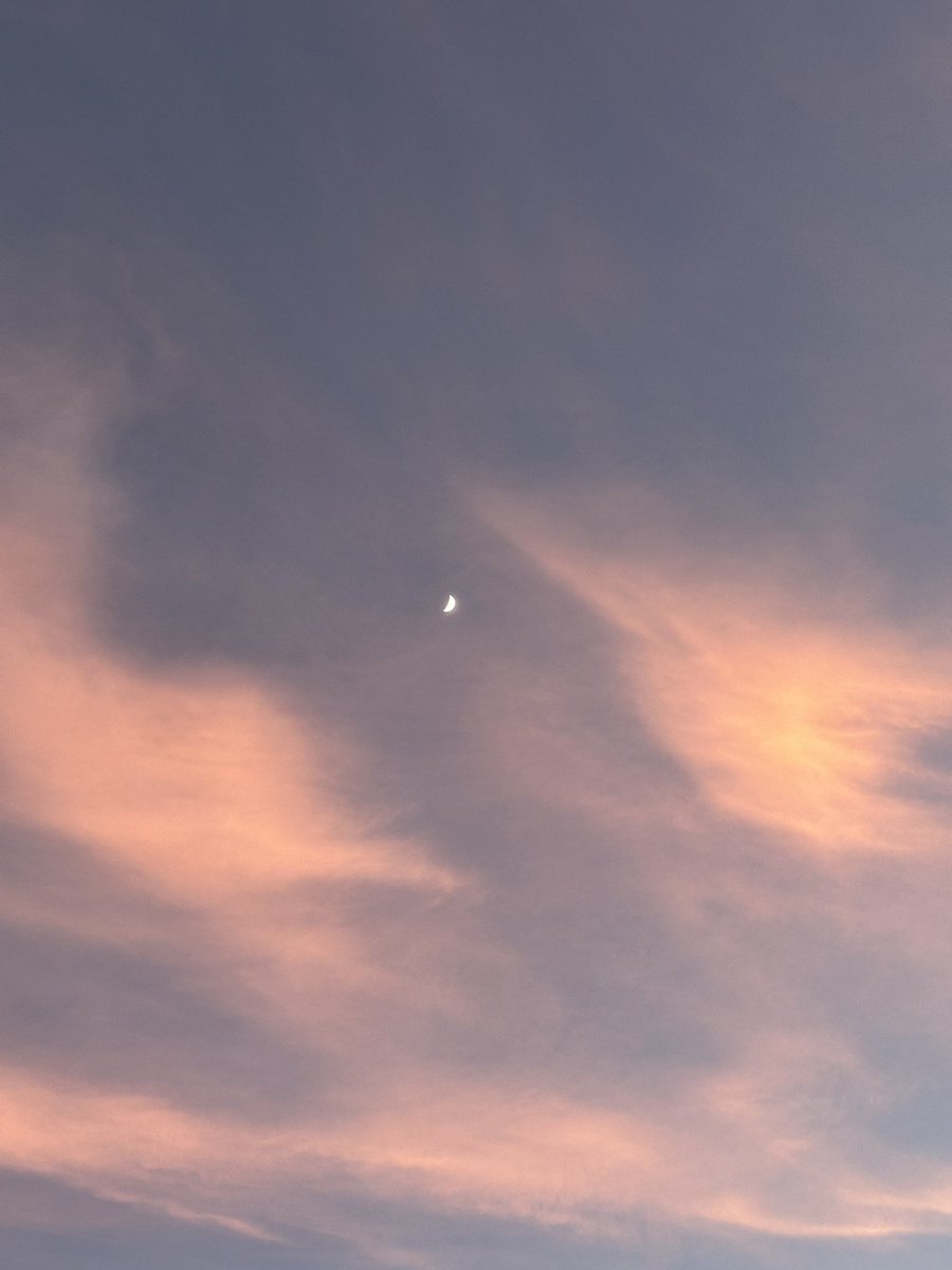Notbradatall's tweet image. I remain undefeated in photos of the sky