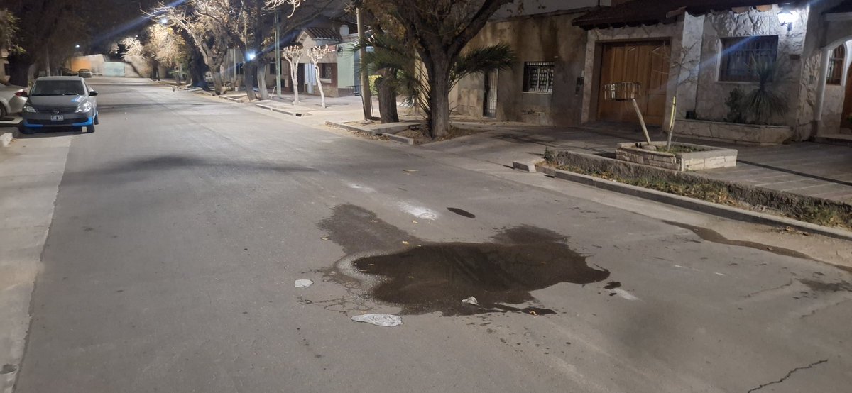 Hace 7 meses que espero que <a href="/AguasMendocinas/">Aguas Mendocinas</a> venga a arreglar este pozo con perdida de agua en Luzuriaga 360 de Dorrego. Mil reclamos y ni a ver el problema vienen.