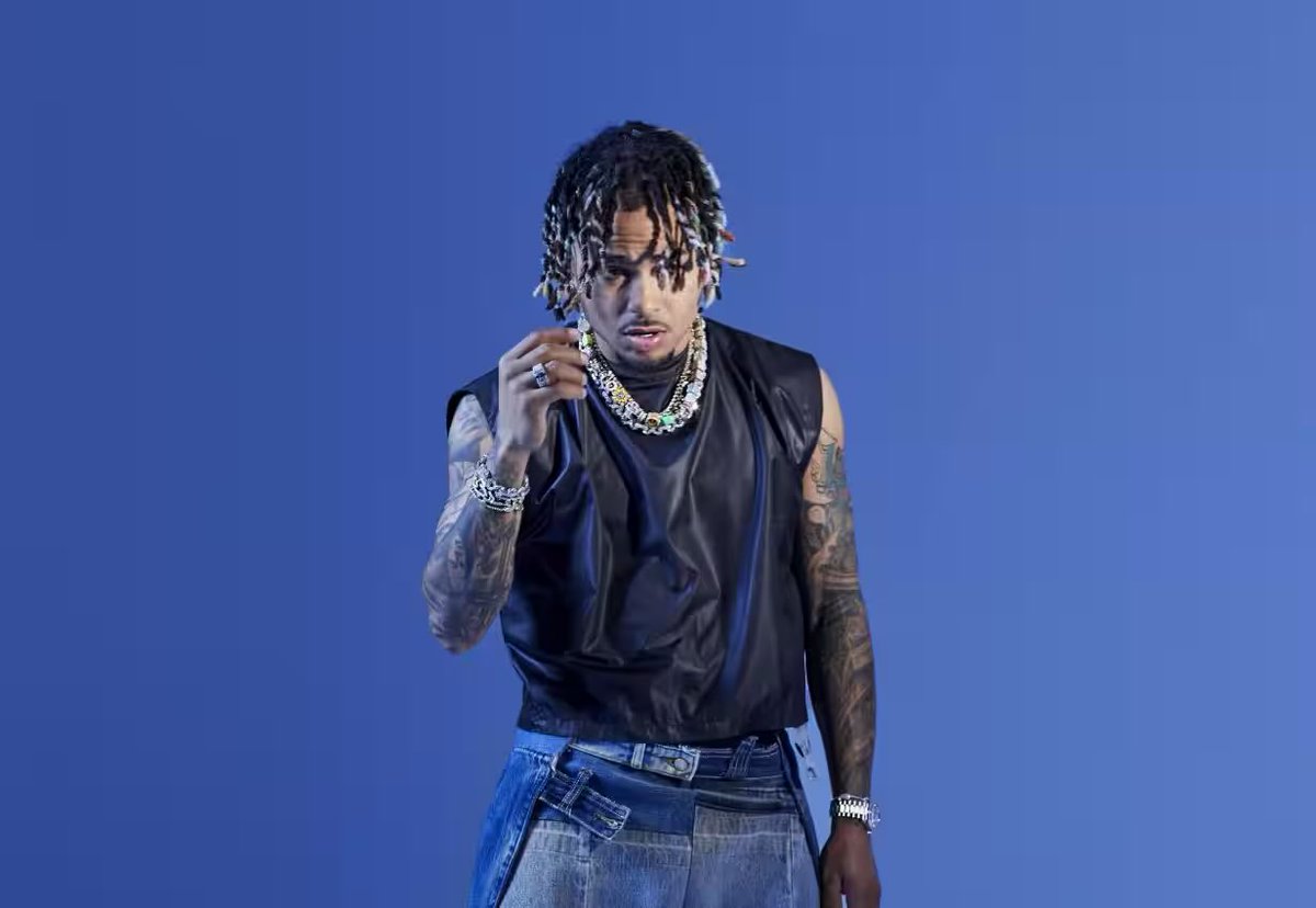 POSTERCHICKSOFF's tweet image. So I wanna draw Ekko as my celebrity crush Ozuna, who should I draw Jinx as so he’s not lonely?🤔
