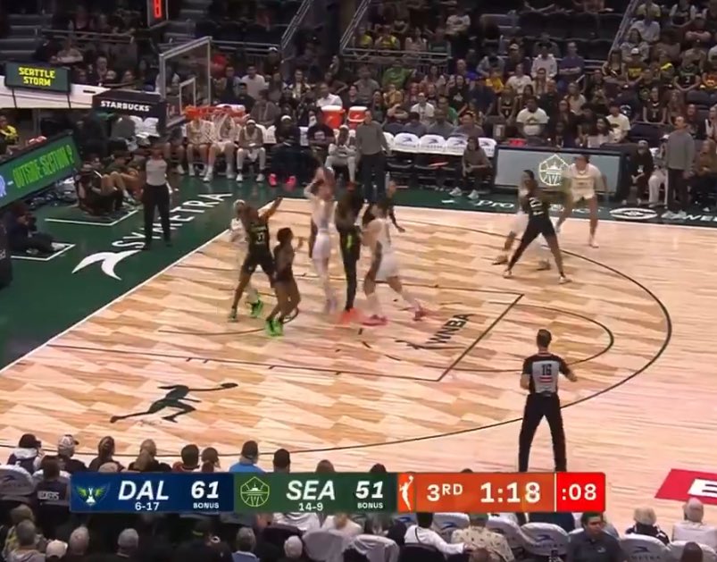bueckers__'s tweet image. 4 storm defenders surrounding paige by the way… and yeah she did in fact make the shot