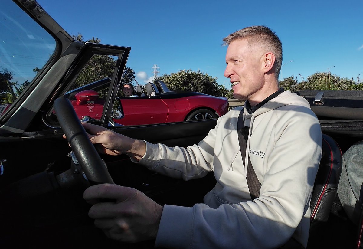 KiwiEV's tweet image. This week's video puts the classic MG B roadster up against the electric MG Cyberster to find out which is quicker.
Who's gonna win!? 😂