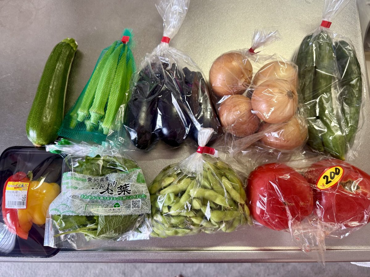 午前中のうちに農家さんの販売所行って、夏野菜いっぱい買ってきた❣️
採れたて。嬉しくなっちゃう😆
(パプリカと大葉のみスーパーで購入)